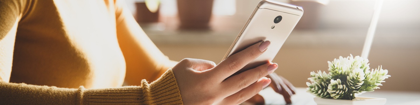 Femme utilisant un téléphone portable
